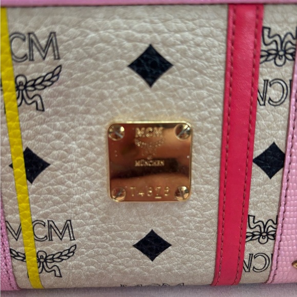 Beautiful MCM Wallet - Picture 8 of 9